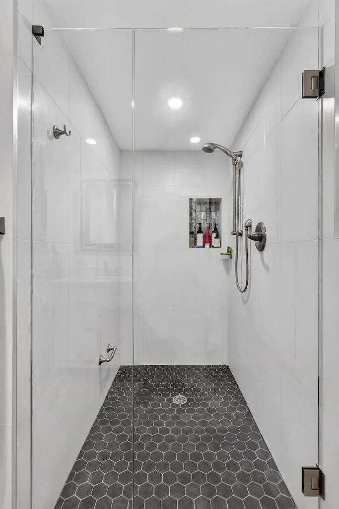 2nd bathroom - Wallk-in shower