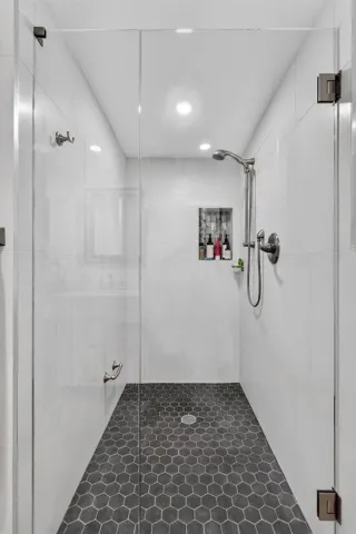 2nd bathroom - Wallk-in shower