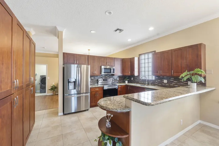 5877 NW 73rd Ct_014