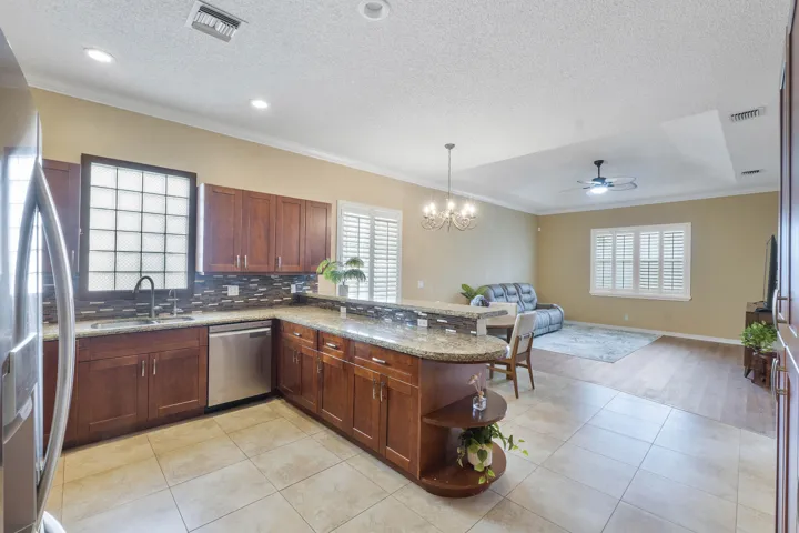 5877 NW 73rd Ct_012