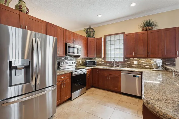 5877 NW 73rd Ct_010