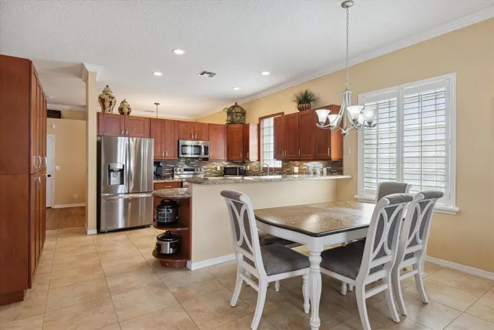 5877 NW 73rd Ct_004