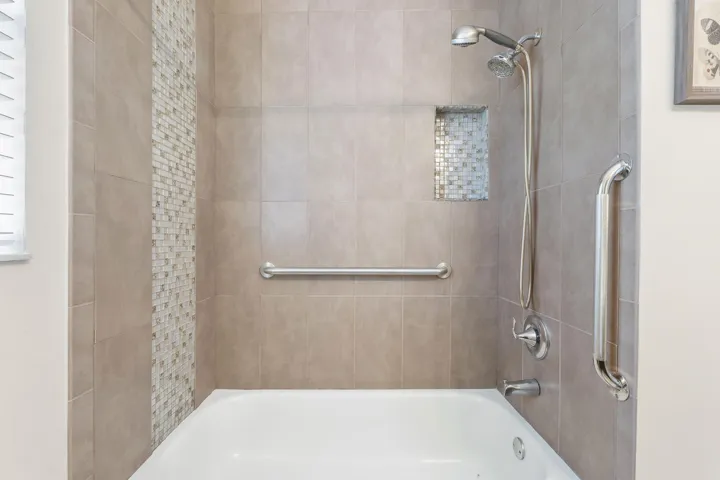 5877 NW 73rd Ct_025