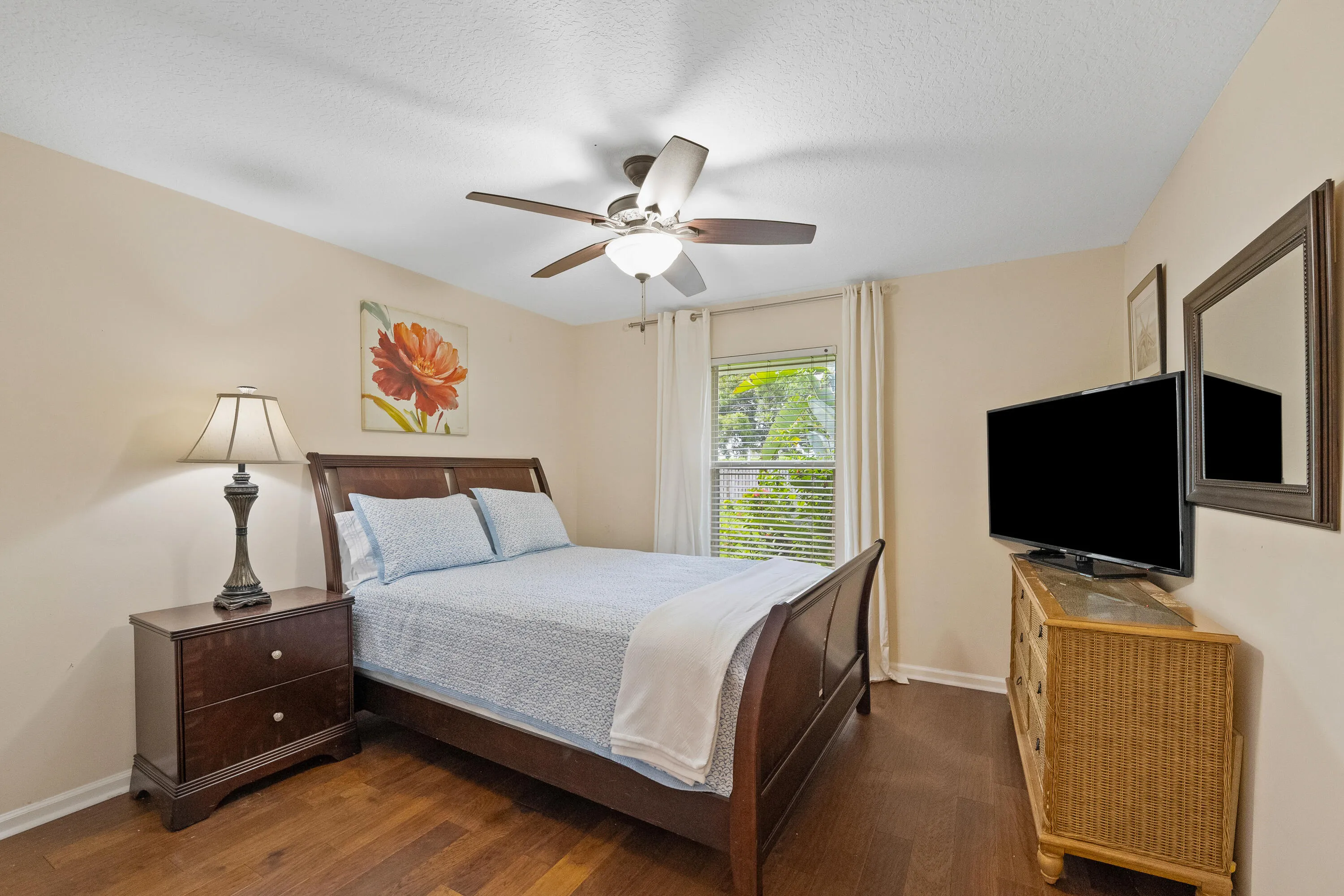Queen bedroom