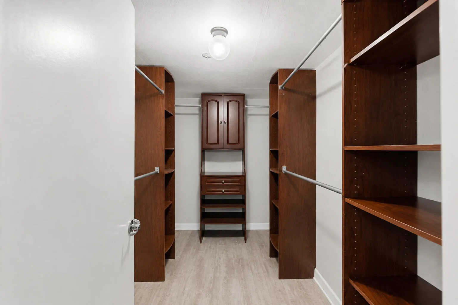 WALK-IN CLOSET