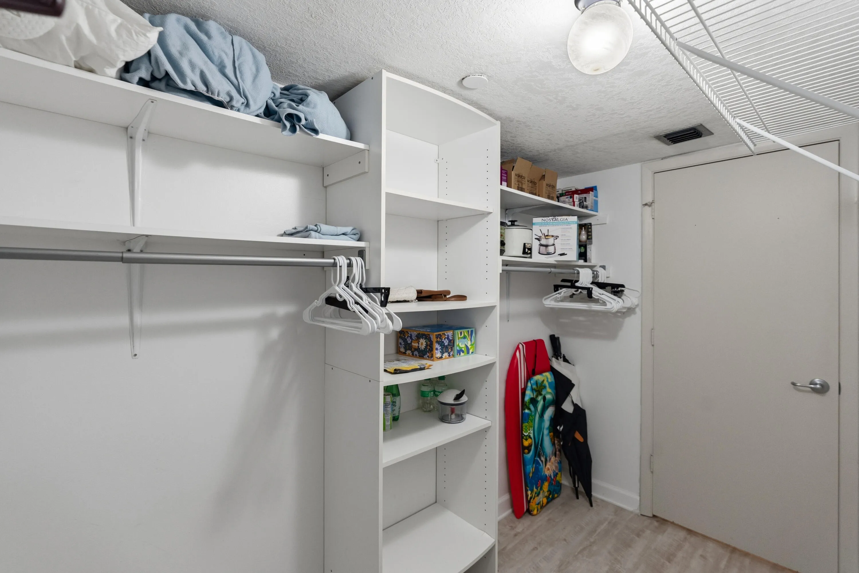 WALK-IN CLOSET