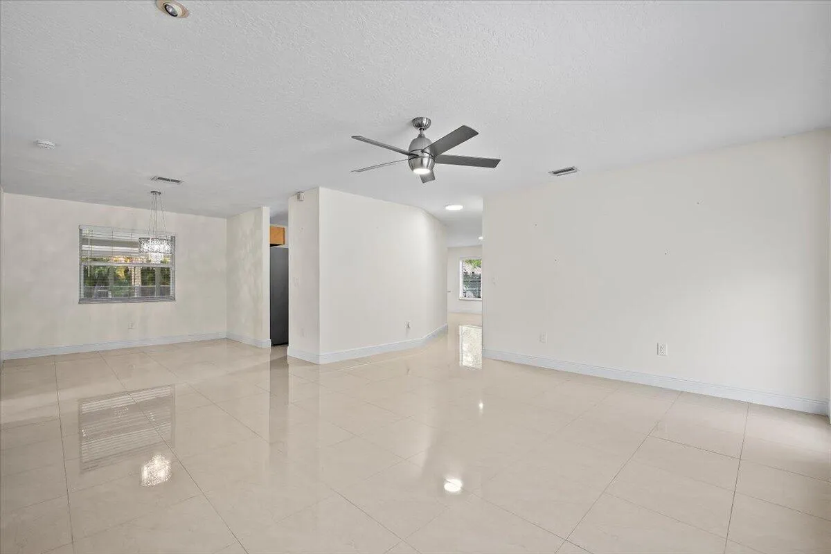 Come in, get comfortable, and stay awhile. A bright, open living space offers plenty of room to relax, gather and make the everyday moments feel special.