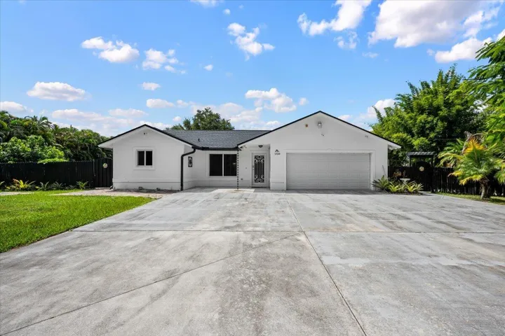 Plenty of room to arrive, park, and feel right at home. The expansive driveway leads you through the property’s tropical surroundings and welcomes you home.
