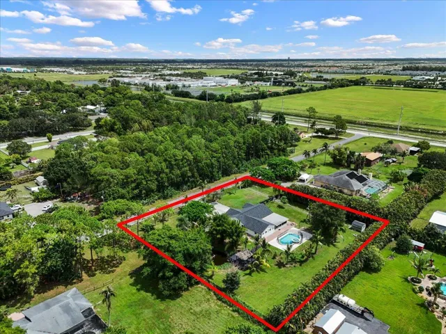 Here’s where the scale of the property really comes into perspective. Generous grounds provide privacy, open space, and endless opportunities to enjoy the Loxahatchee lifestyle. Approximate boundaries shown.