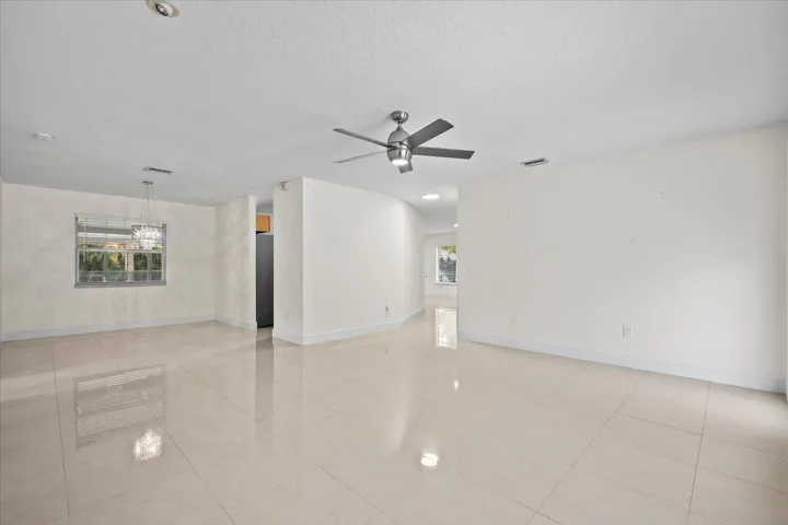 Come in, get comfortable, and stay awhile. A bright, open living space offers plenty of room to relax, gather and make the everyday moments feel special.
