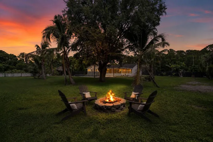 Picture yourself ending the day gathered around the fire, surrounded by swaying palms, open space and the peaceful privacy of home. As the sun sets and the evening settles in, this becomes the place for conversations, laughter and the simple moments that turn a house into home.
