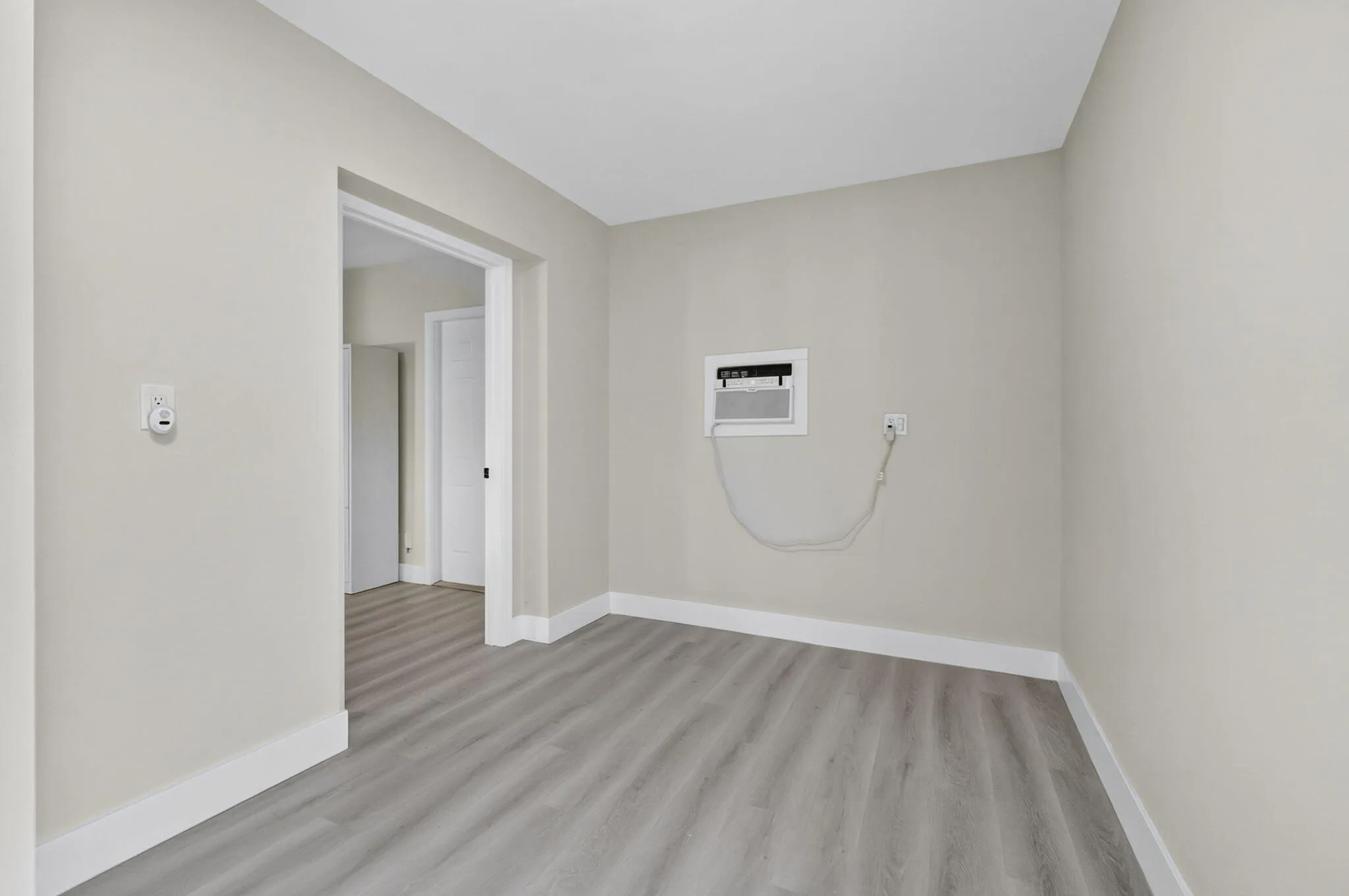 Ensuite off Family room w/ wall AC