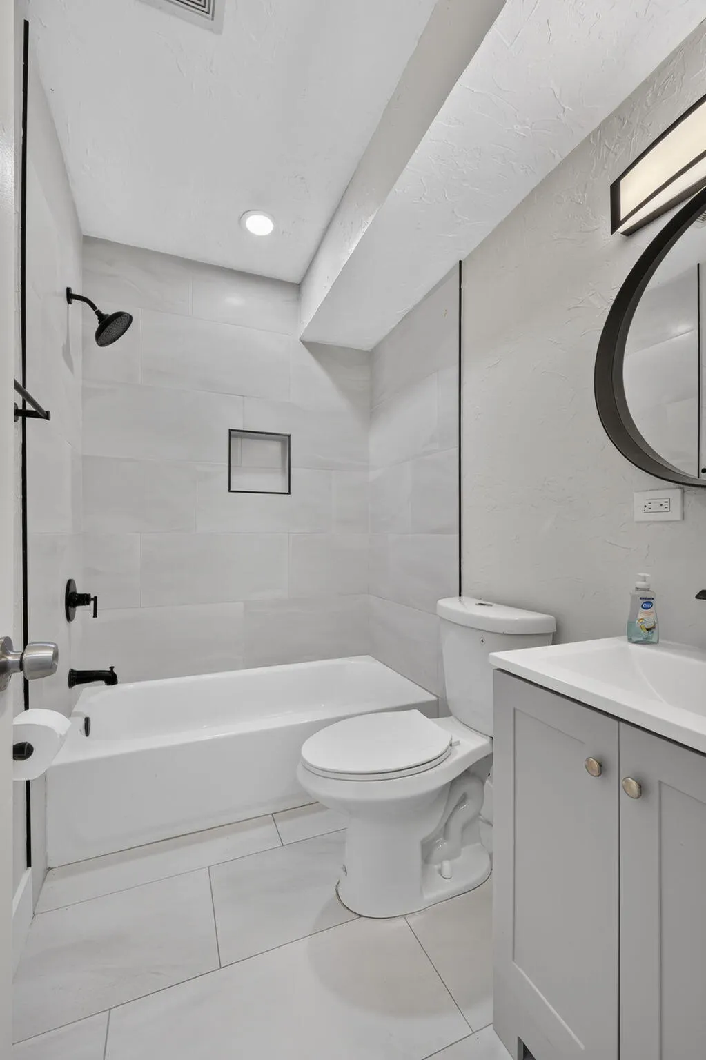 Hall Bathroom for rooms 3,4,5