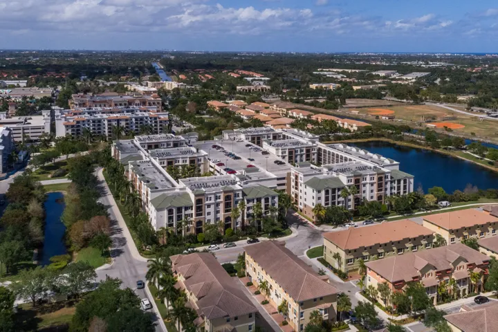 034-1660RenaissanceCommonsBoulevard-2421