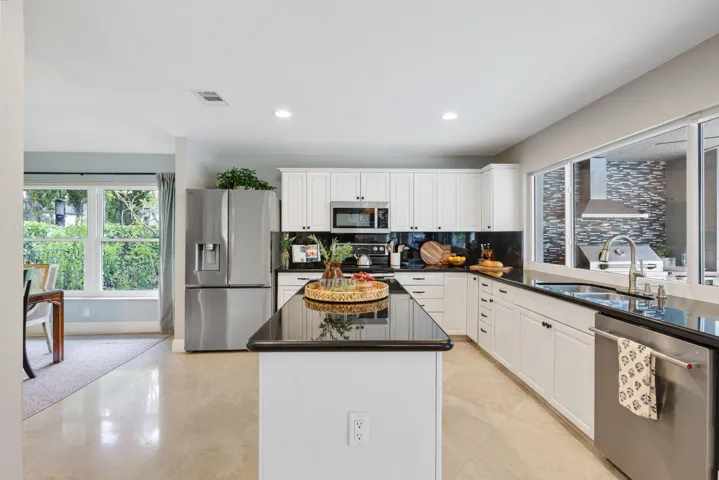 2911 NW 28th Terrace - 18.jpg-SMALL