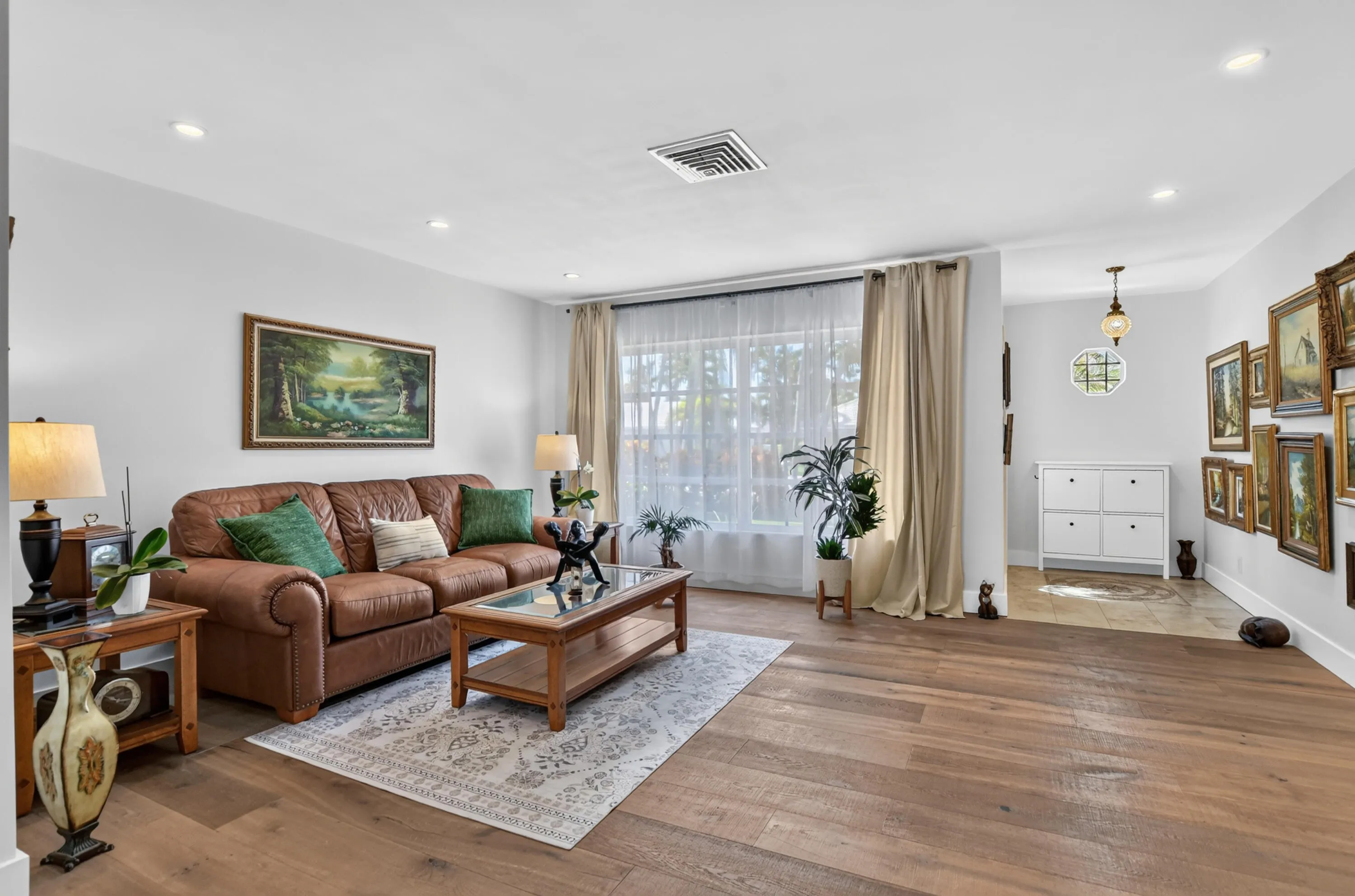 Livingroom and entrance