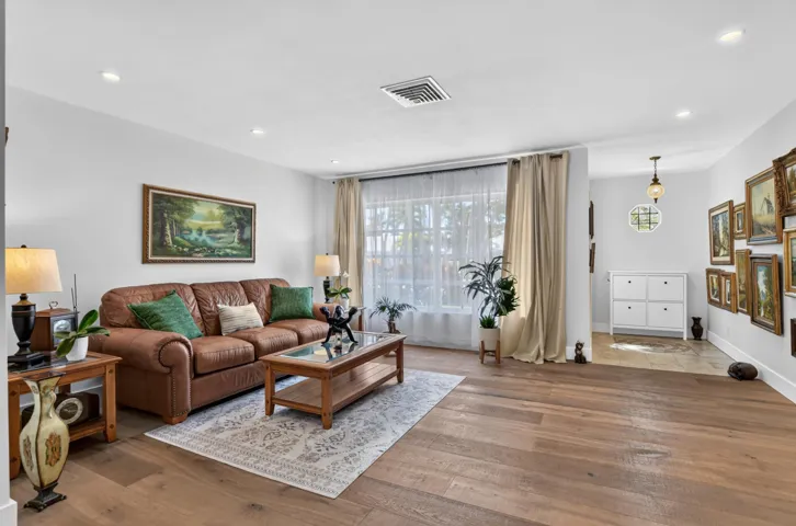 Livingroom and entrance