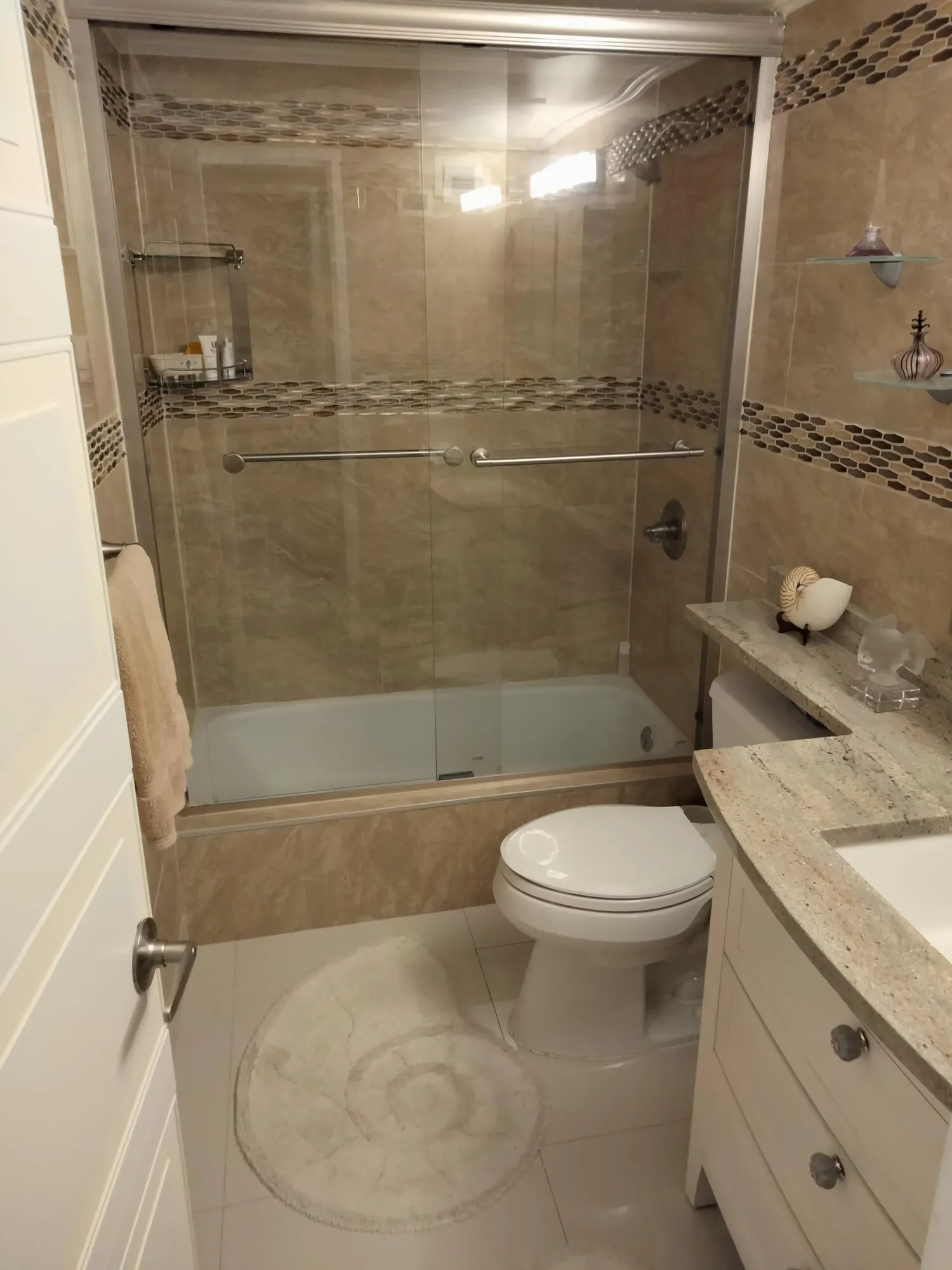 Unit 10k - bathroom