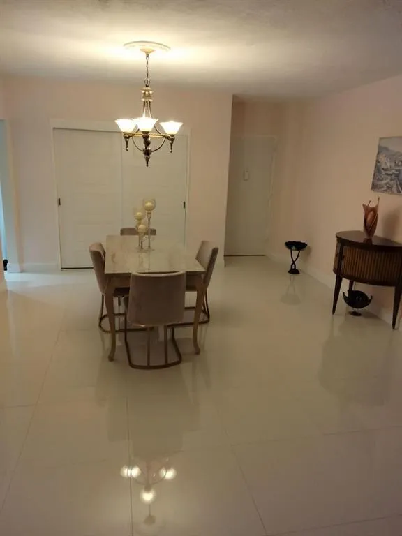 10k Dining Table