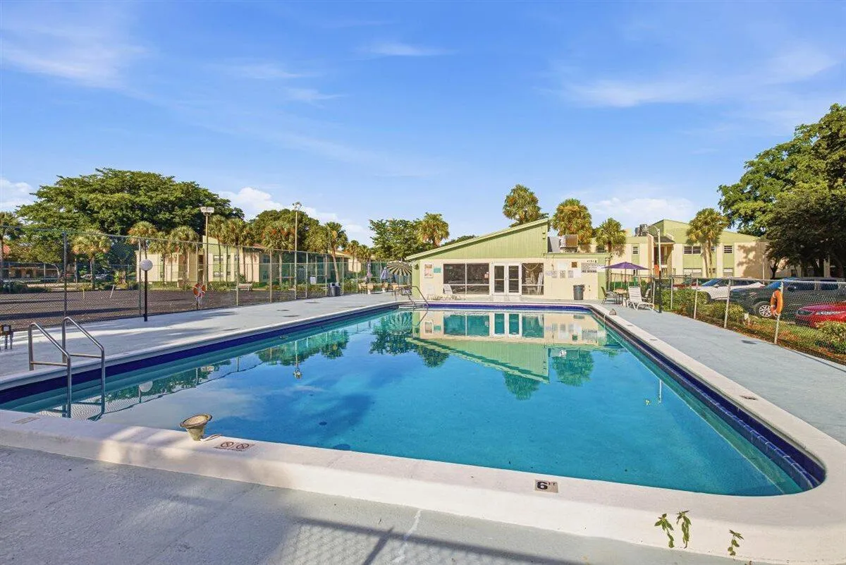 31-Clubhouse-Pool