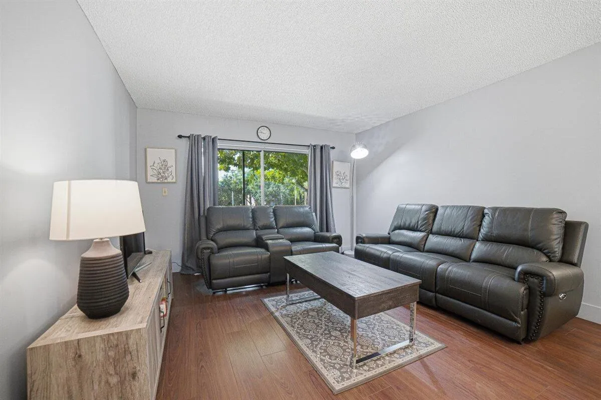 10-Main Area-Livingroom