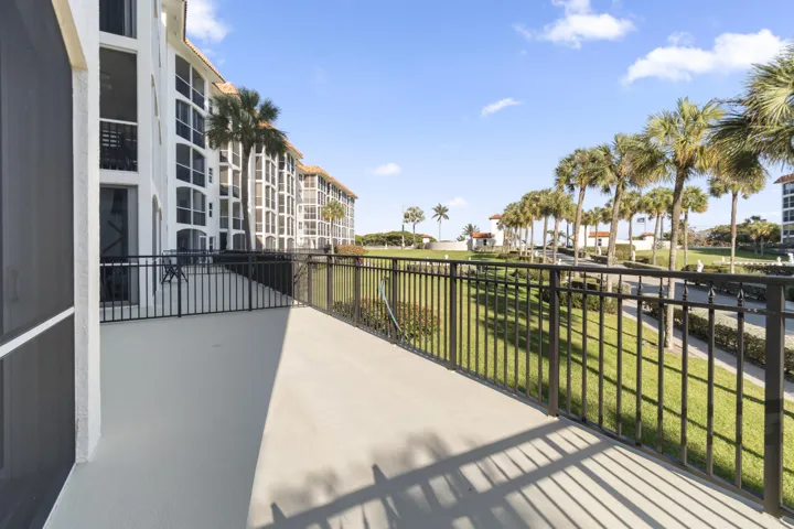 Expansive patio 2
