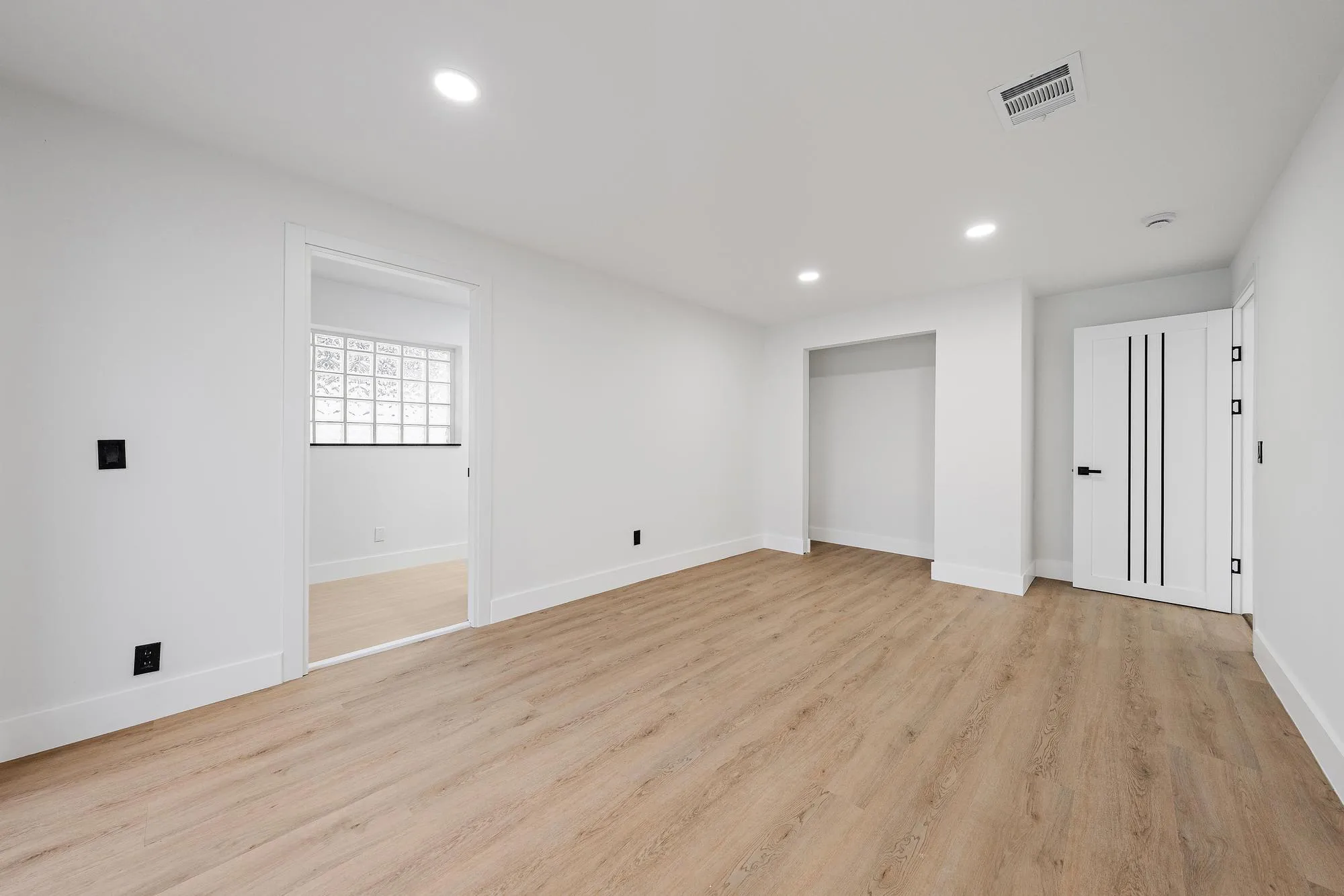 360 Saturn Ave-7