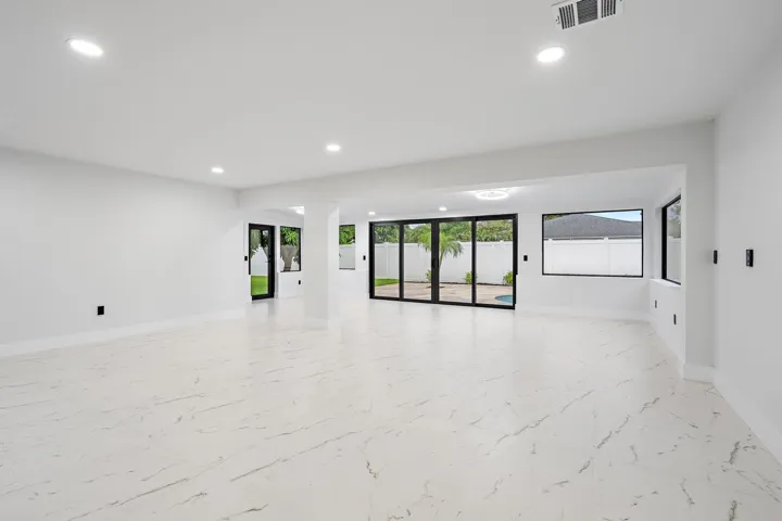 360 Saturn Ave-24