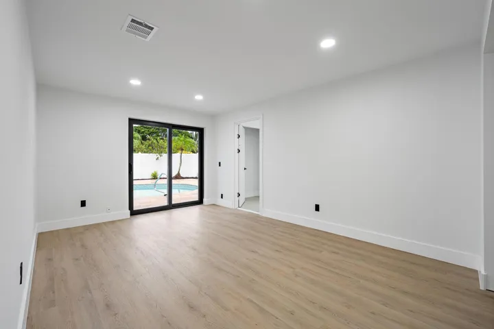 360 Saturn Ave-8