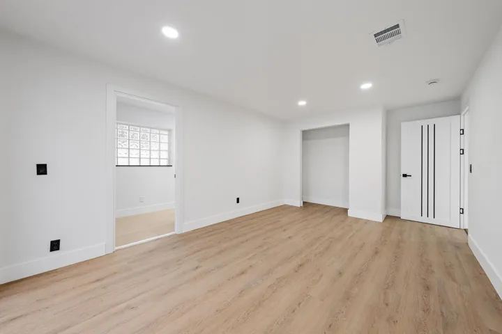 360 Saturn Ave-7