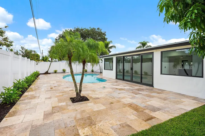 360 Saturn Ave-12