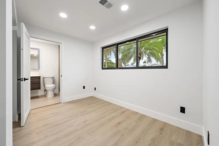 360 Saturn Ave-3
