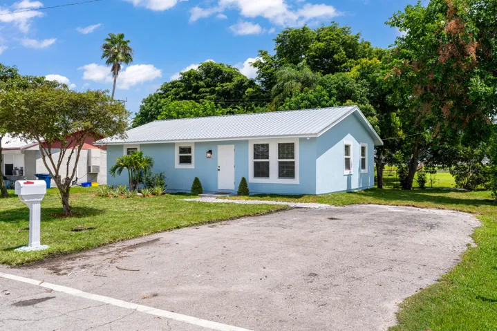 Move in ready New metal roof and brand new appliances make this ready for its new owner!
Public (Primary)