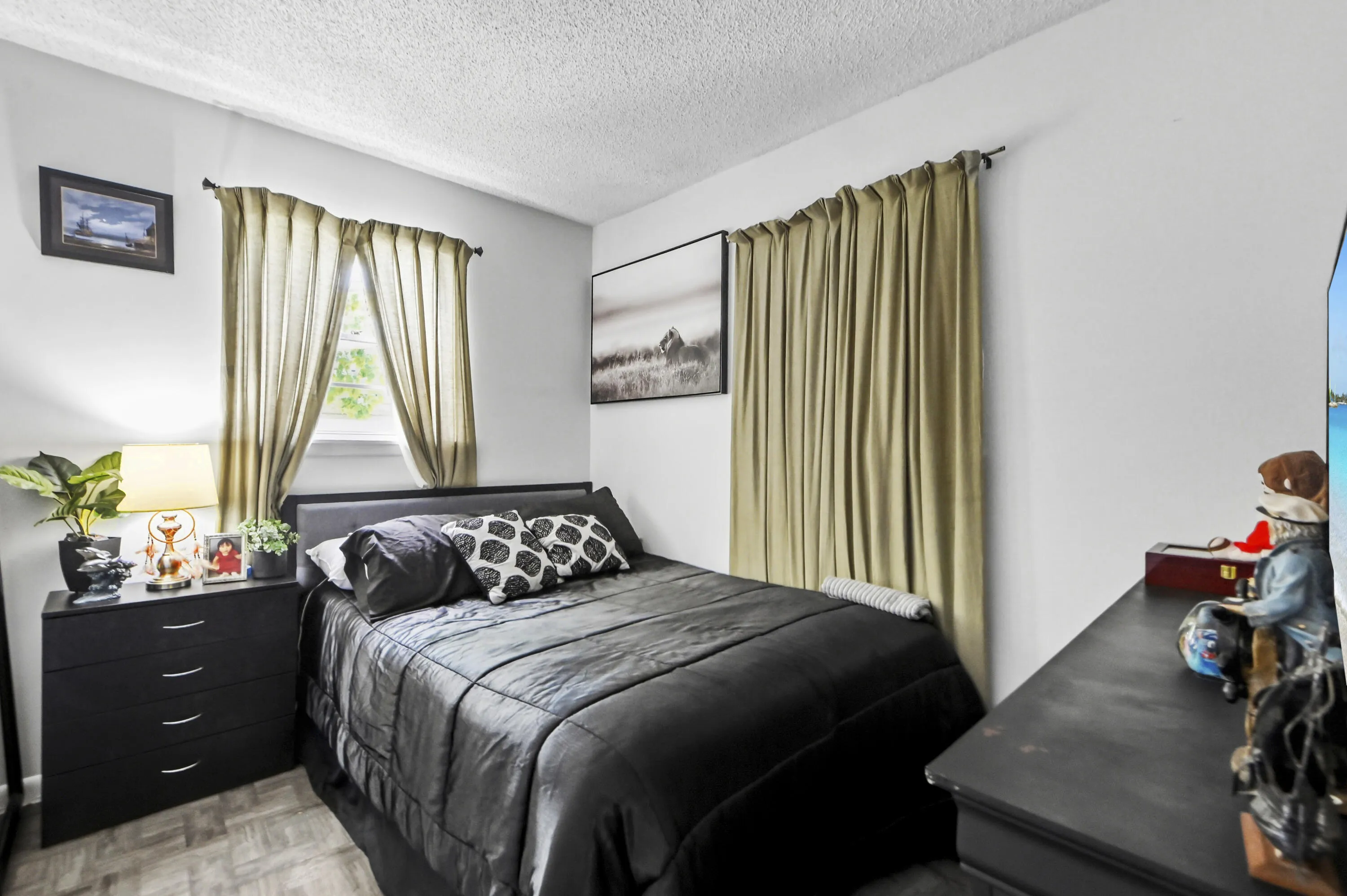 17 Bedroom 01
