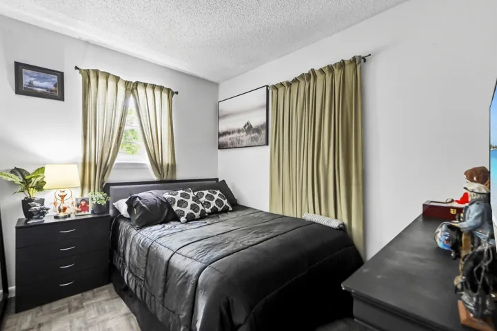 17 Bedroom 01