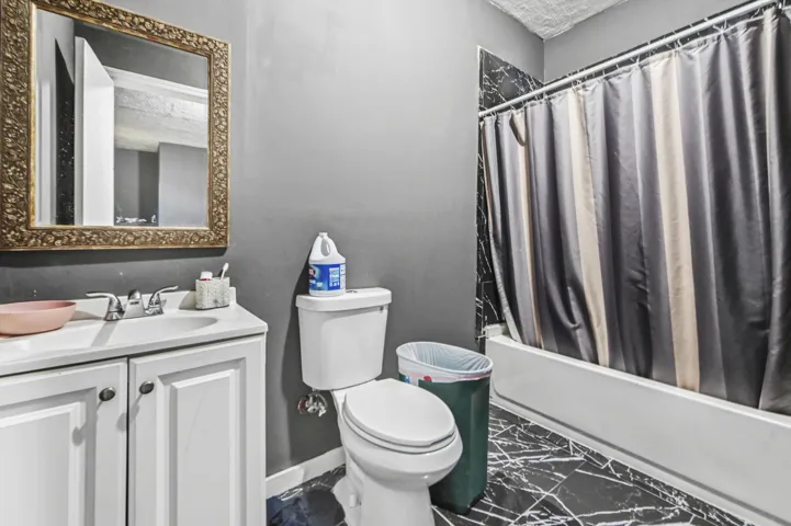 16 Bathroom 01