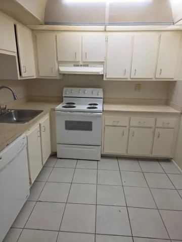 1820 N LAUDERDALE #3404 KITCHEN 1
