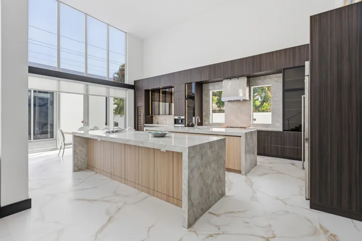 284 NE 7th Street-0332