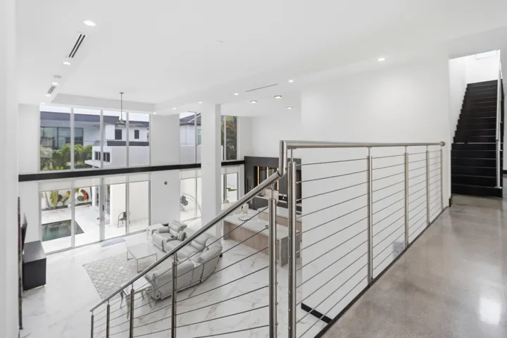 284 NE 7th Street-0542