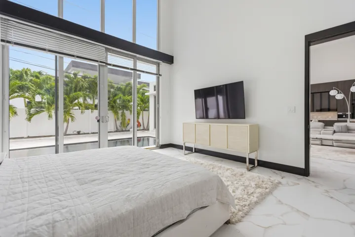 284 NE 7th Street-0472