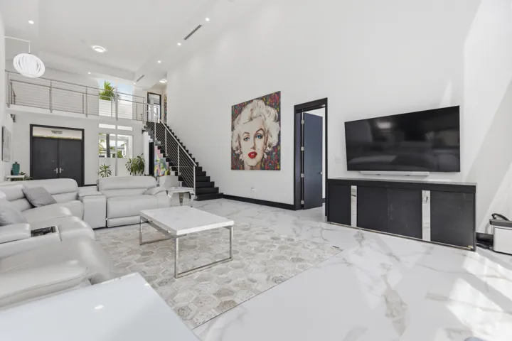 284 NE 7th Street-0318
