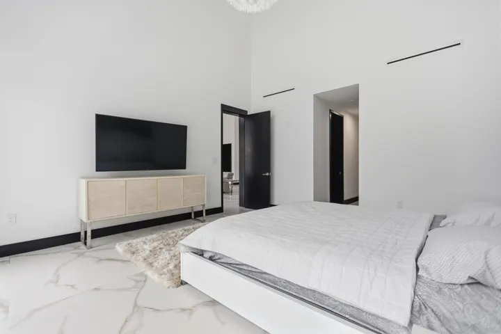 284 NE 7th Street-0465