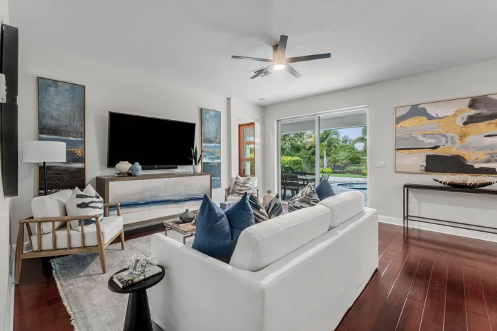 018-141UmbrellaPlace-Jupiter-FL-33458-SM
