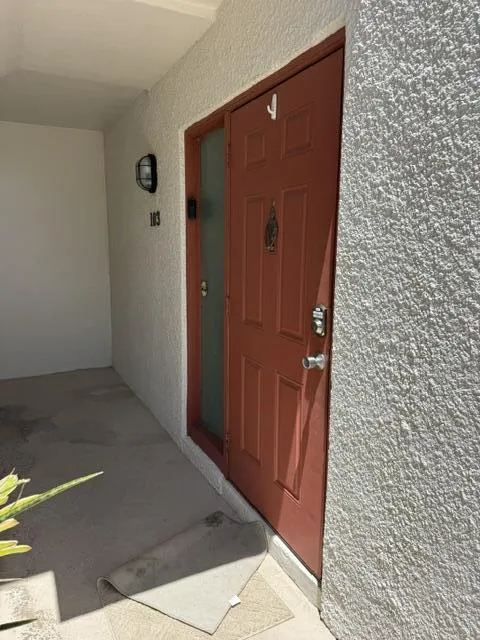 frontdoor steps from parking