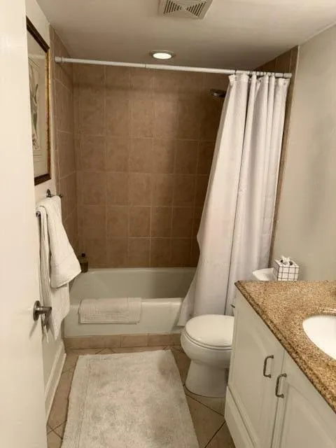 second bath with bathtub