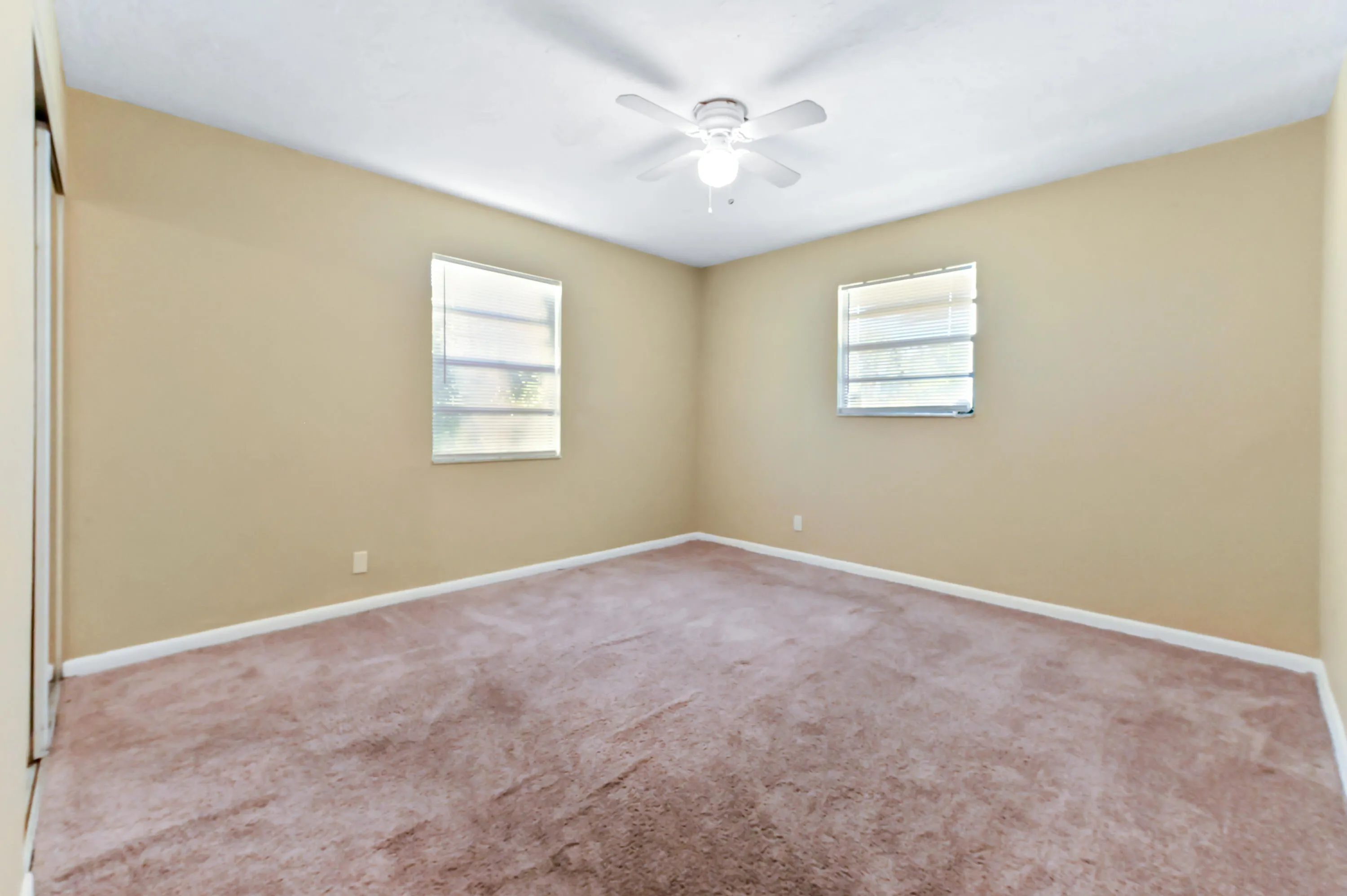 12 Bed Room 01