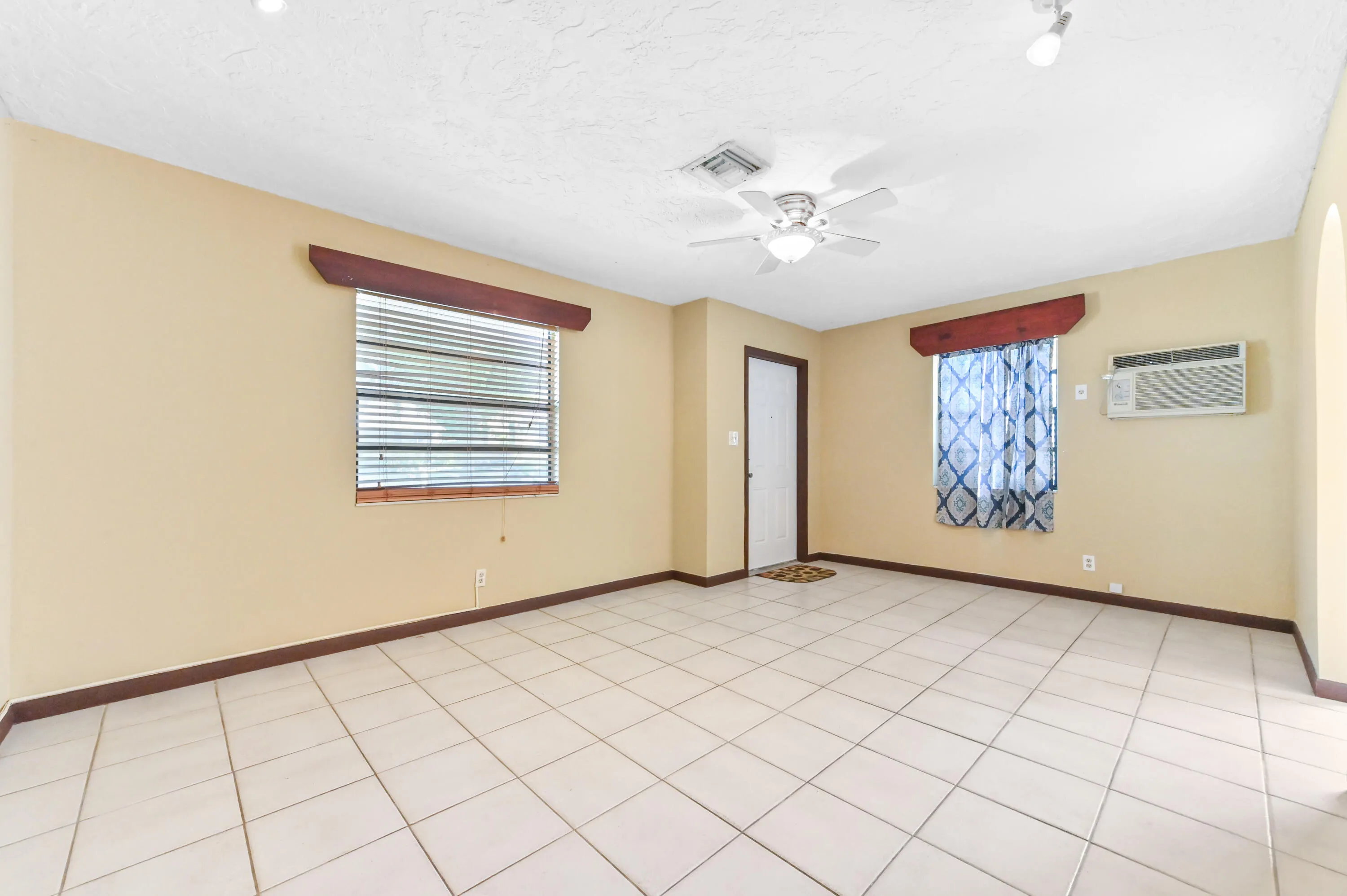 10 Living Room 02