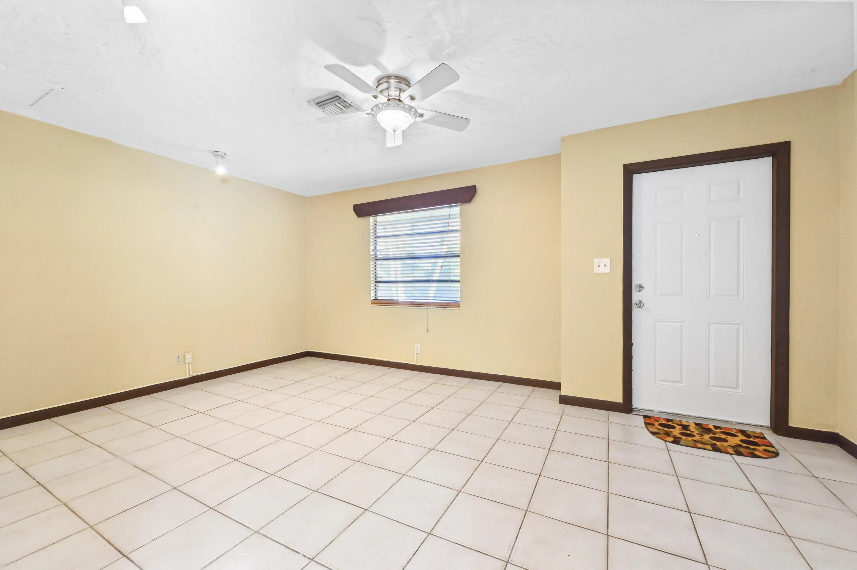 09 Living Room 01