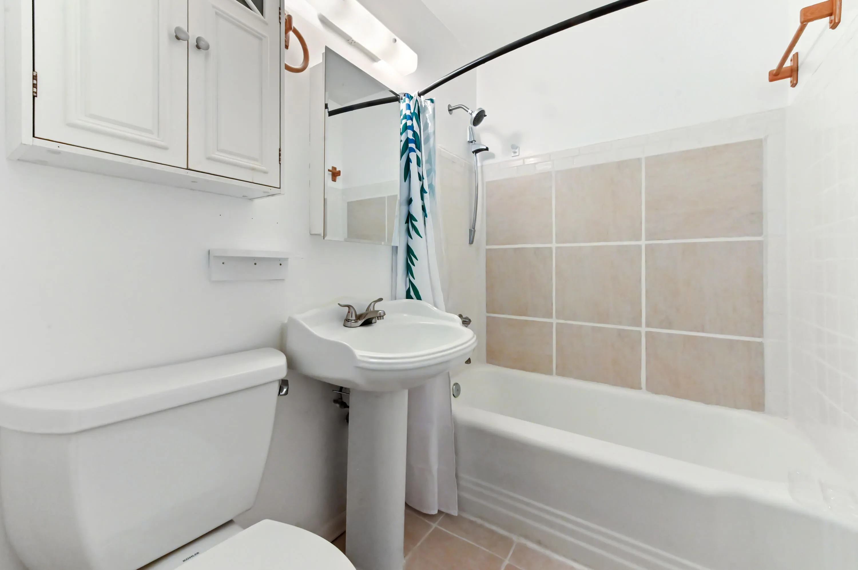 17 Bath Room 01