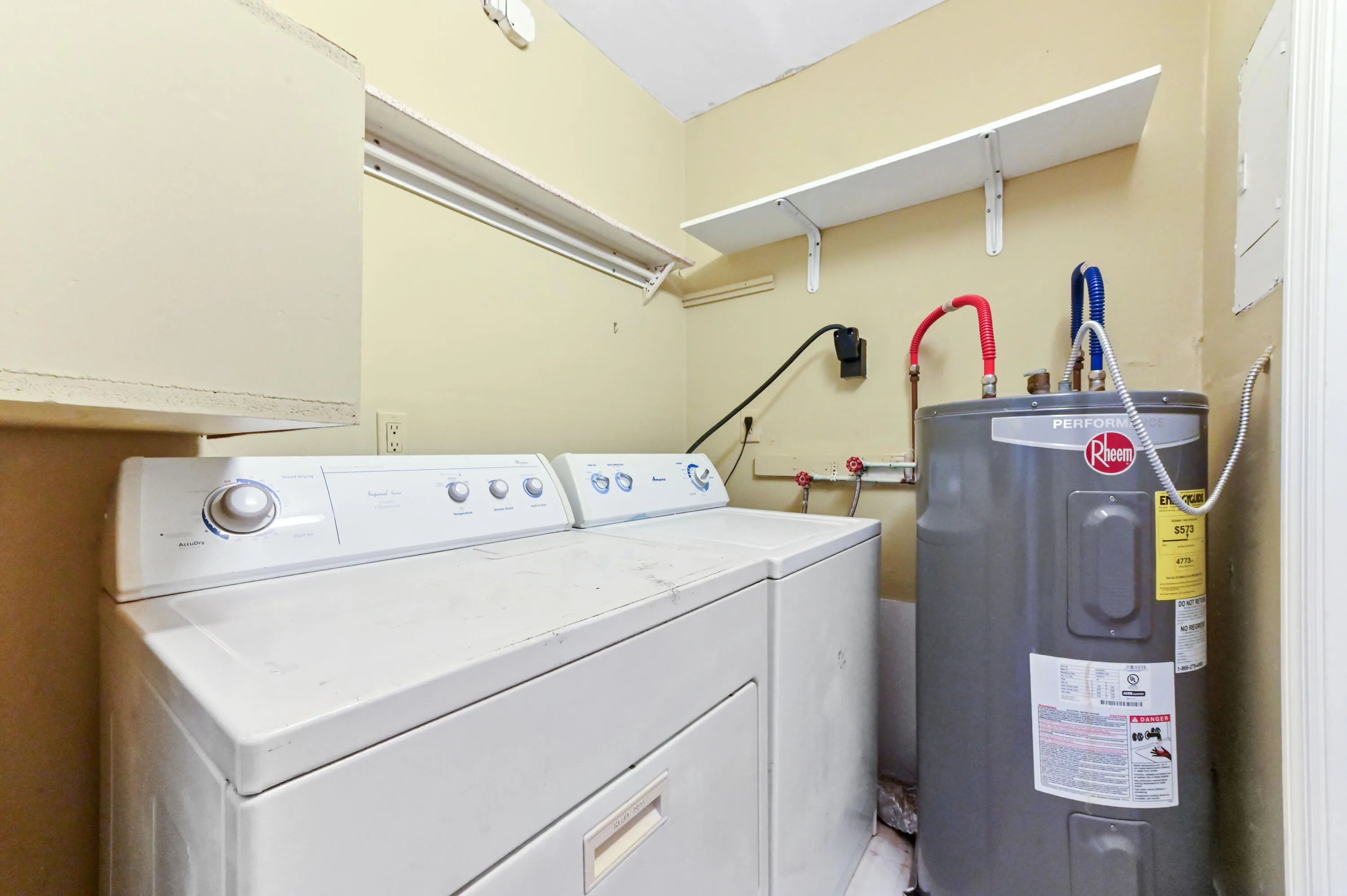 16 Laundry Room 01